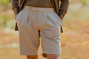 Berwich Washed Beige Cotton Linen Pleated Shorts Model