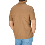 A man wearing a Coffee Brown Cotton Linen Polo Shirt with the Drumohr logo on the back, representing Italy.