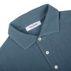 Close-up view of a turquoise blue Gran Sasso polo shirt collar made of pure cotton mesh. 
Product Name: Turquoise Fresh Cotton Mesh Polo Shirt
Brand Name: Gran Sasso