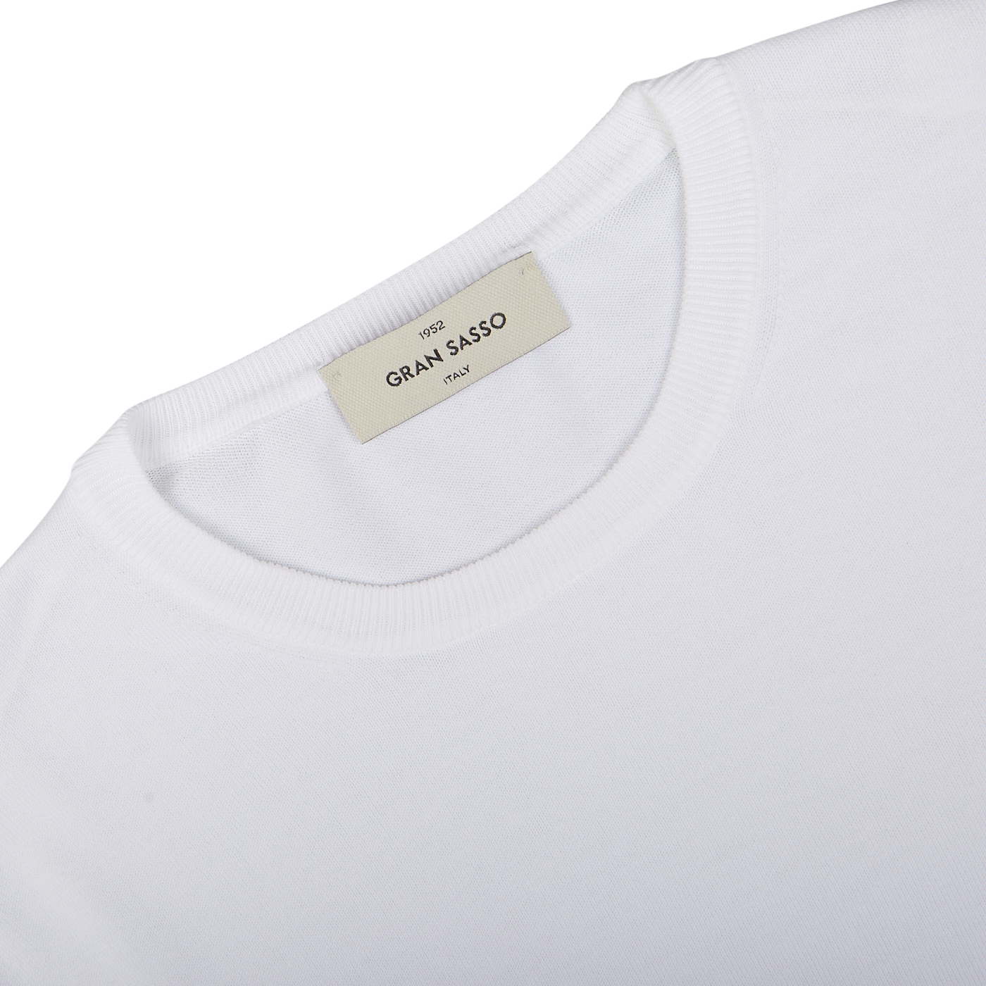 Close-up view of a white knitted Gran Sasso Organic Cotton T-shirt's collar with a "Gran Sasso" size label.