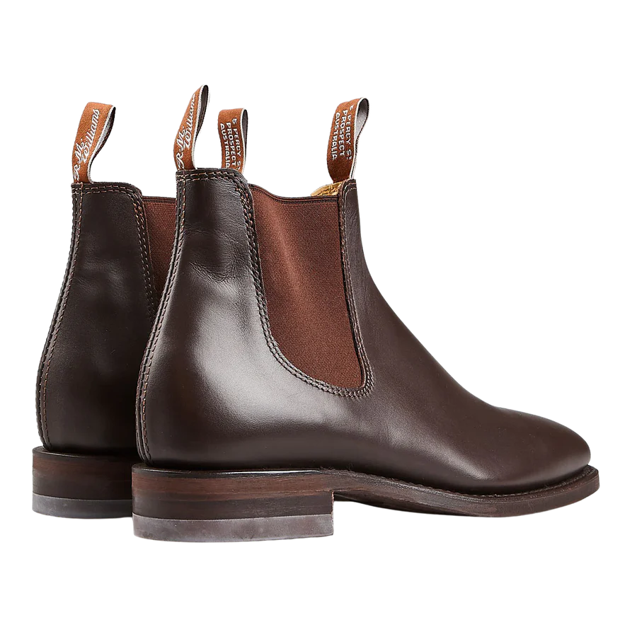 A pair of R.M. Williams Chestnut Brown Yearling Leather Blaxland G Boots with elastic side panels, designed for maximum comfort.