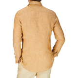 A man in a Tobacco Brown linen shirt with a fitted body cut, perfect for summer by Stenströms.
