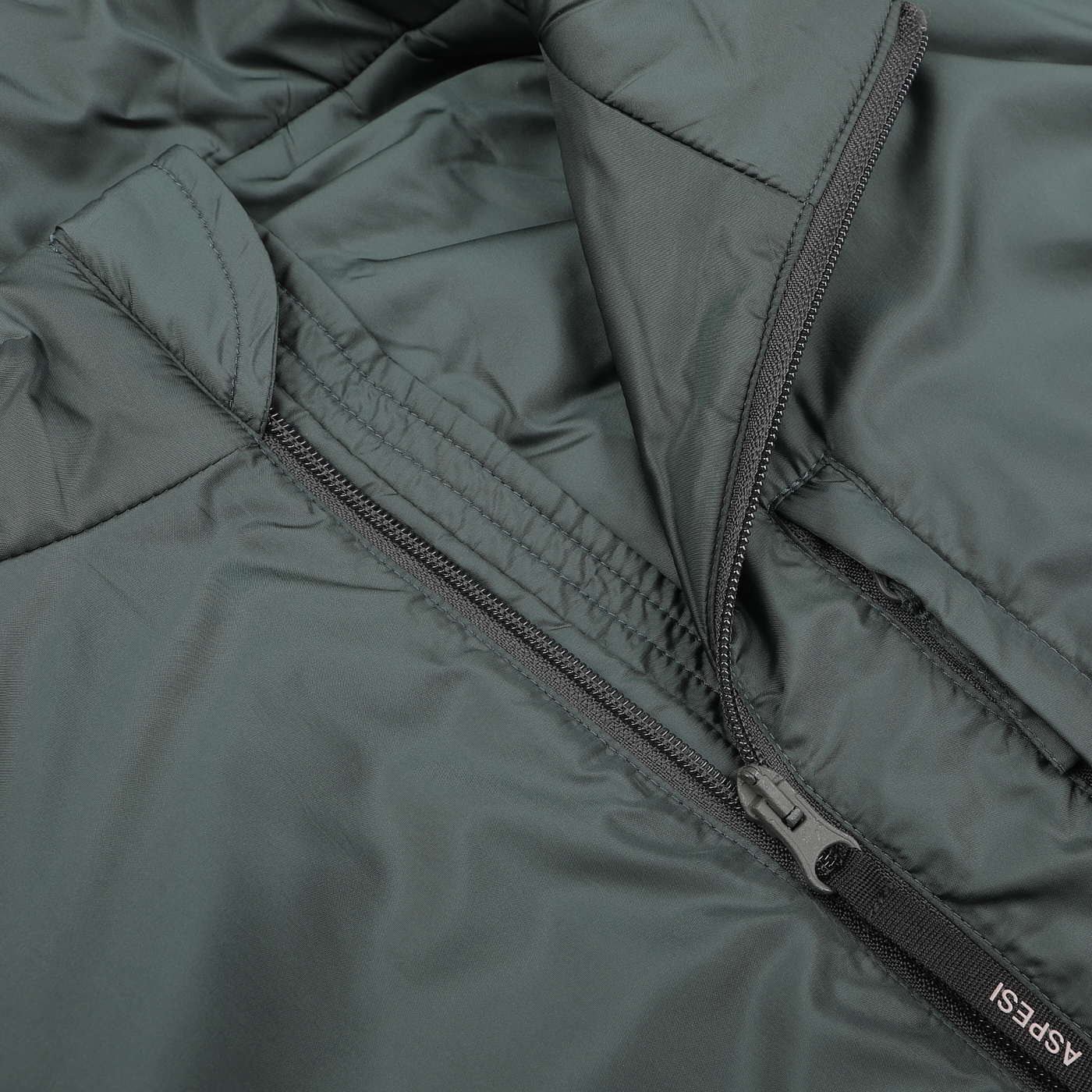 Close-up of an Aspesi Bottle Green Nylon Taffeta Thermore Jil Gilet highlighting its zipper and the rich texture of its fabric.