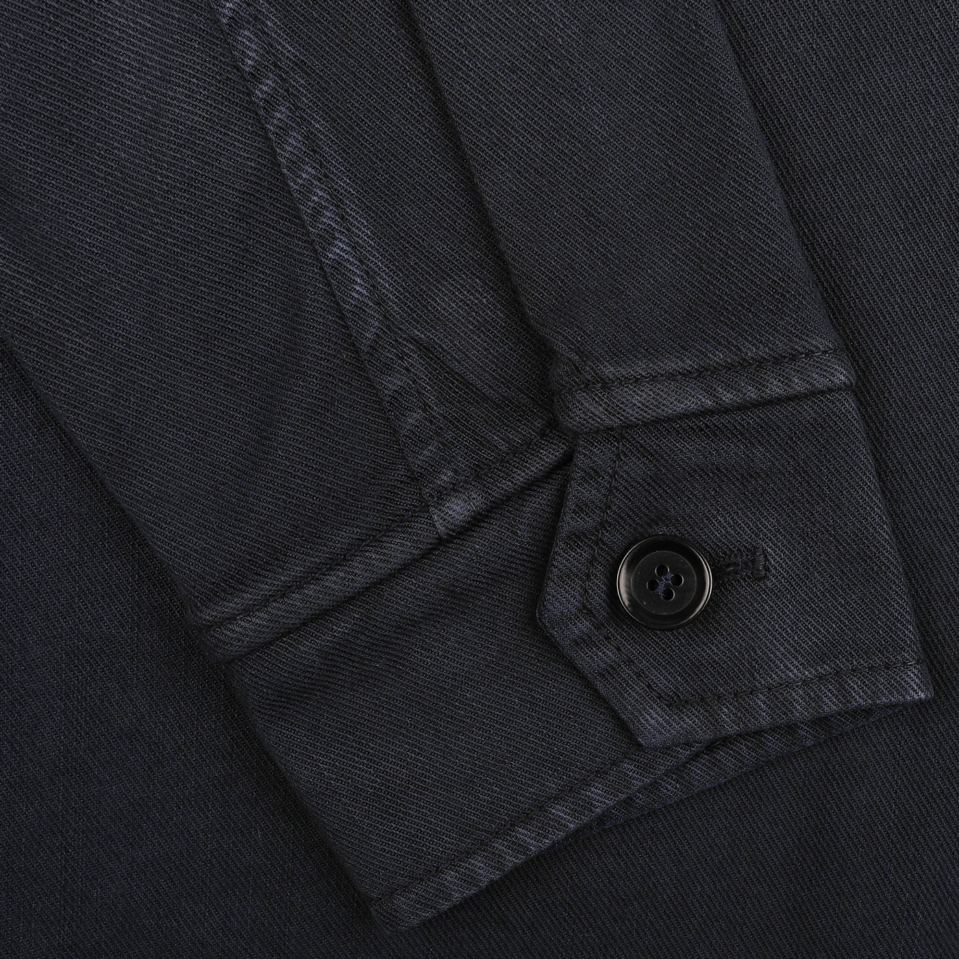 Close-up of a navy blue cotton twill field shirt sleeve by Aspesi, featuring a buttoned cuff, crafted from quality materials.