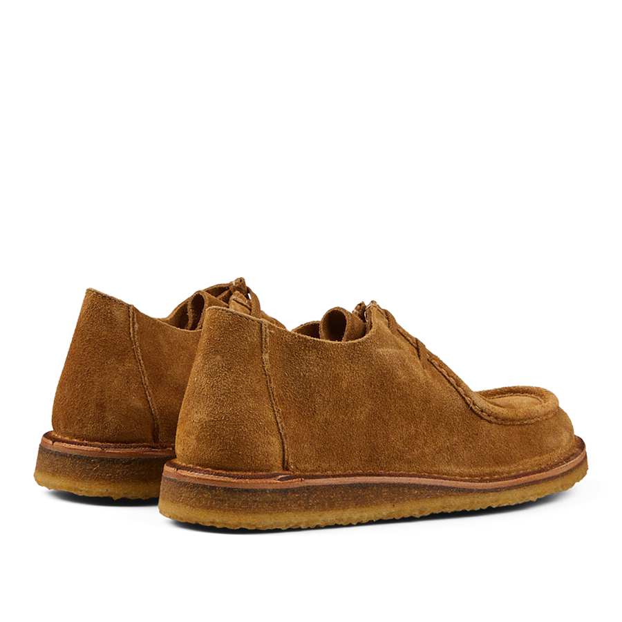 A pair of Whiskey Beige Suede Beenflex derbies crafted from vegetable-tanned suede with visible stitching and crepe soles by Astorflex.