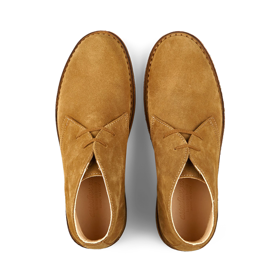 A pair of whiskey beige suede Astorflex Greenflex Desert Boots displayed from a top-down view on a transparent background.