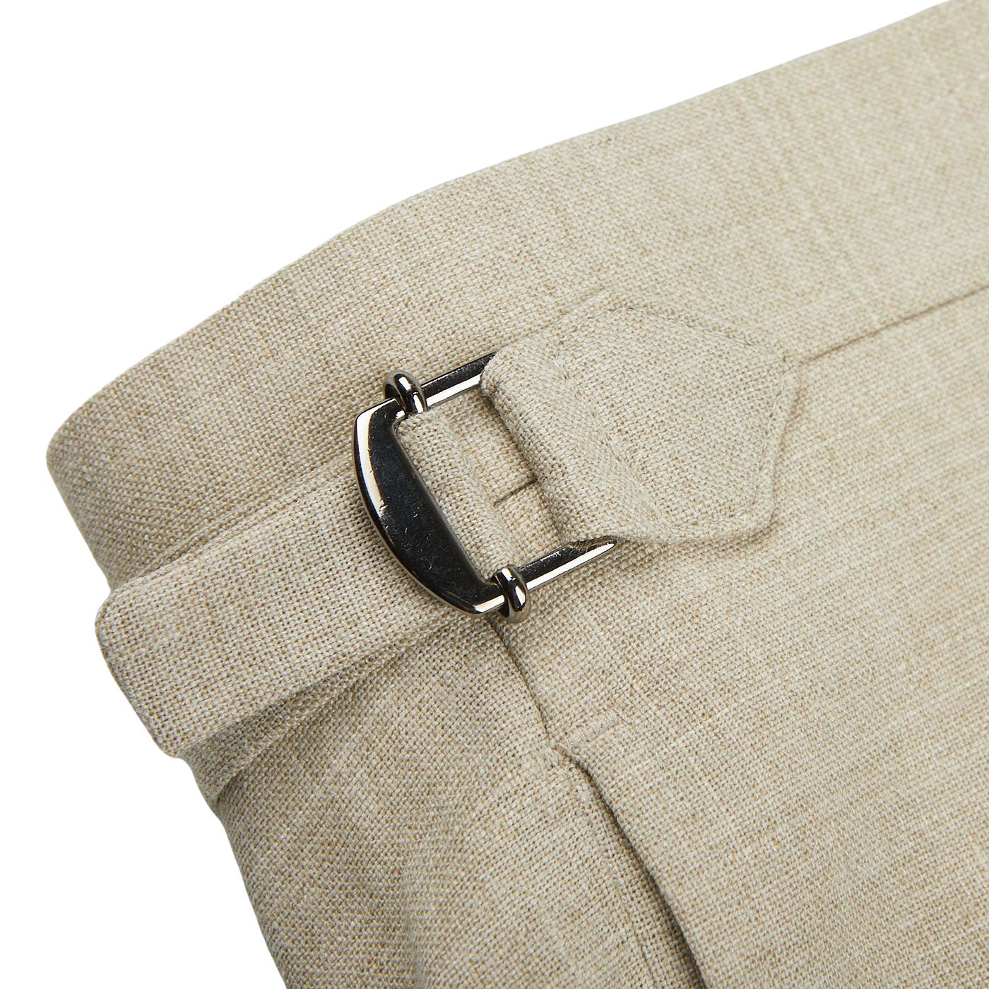 A close up of a Baltzar Sartorial Beige Melange Wool Linen Pleated Trousers belt buckle.