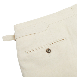 A close up of a pocket on Baltzar Sartorial Light Beige Pure Linen Pleated Trousers.