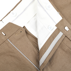 Close-up of the Taupe Beige Pure Linen Pleated Trousers by Baltzar Sartorial with tailored fit, white waistband, button fastenings, and zipper.