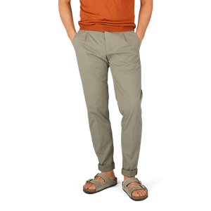 A person wearing Briglia's Mole Cotton Stretch BG07 Pleated Chinos and a orange shirt.