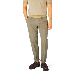 An Italian specialist in Olive Cotton Linen BG59 Pleated Chinos by Briglia, wearing an easy-fit tan sweater.