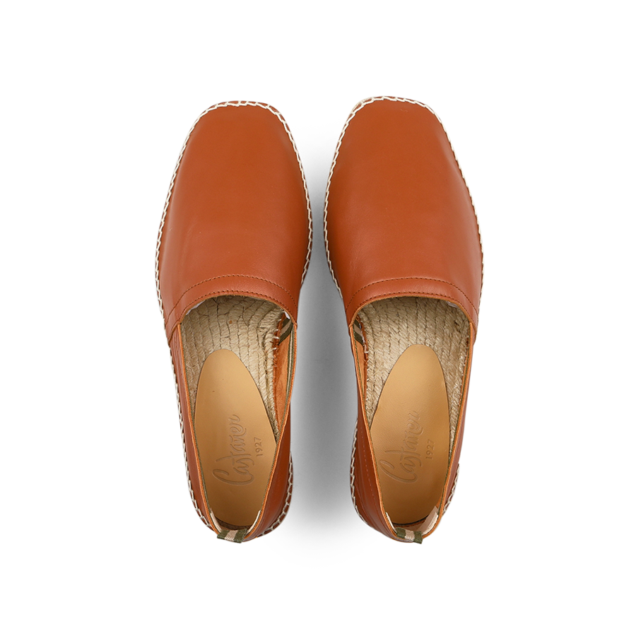 The Castañer Chestnut Brown Leather Pablo Espadrilles feature visible stitching and natural jute woven soles, viewed from above.