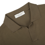 Close-up of a Mole Grey Crepe Cotton Polo Shirt collar with a label stating "Filippo de Laurentiis, 100% cotton, pure crepe cotton, made in Italy.