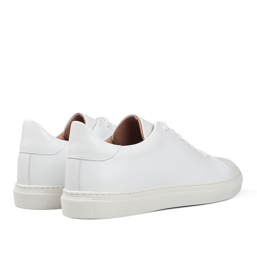 The White Calfskin Mellor II Sneakers by Goral, featuring white laces and a beige inner lining, showcase the craftsmanship of this British footwear brand. These premium sneakers perfectly combine style and comfort when viewed from the back and side.