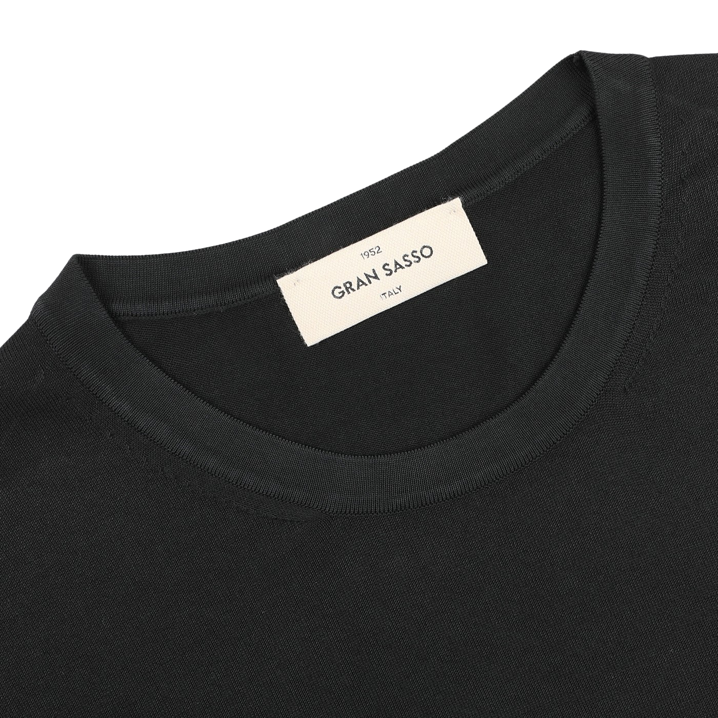 Close-up of a black organic cotton T-shirt with a beige "Gran Sasso, Made in Italy" label inside the collar, offering a stylish and sustainable choice.