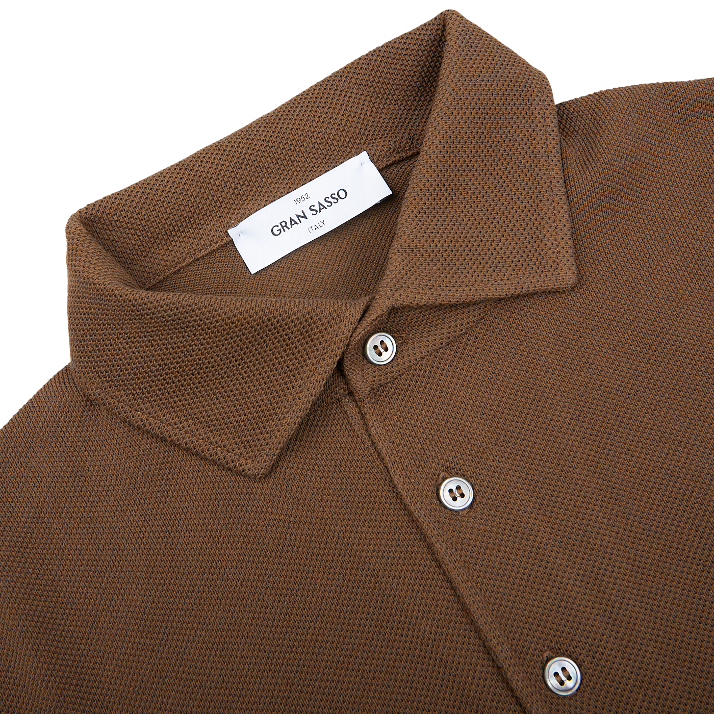 Close-up of a brown Gran Sasso polo shirt collar with buttons, featuring cotton mesh for enhanced breathability.