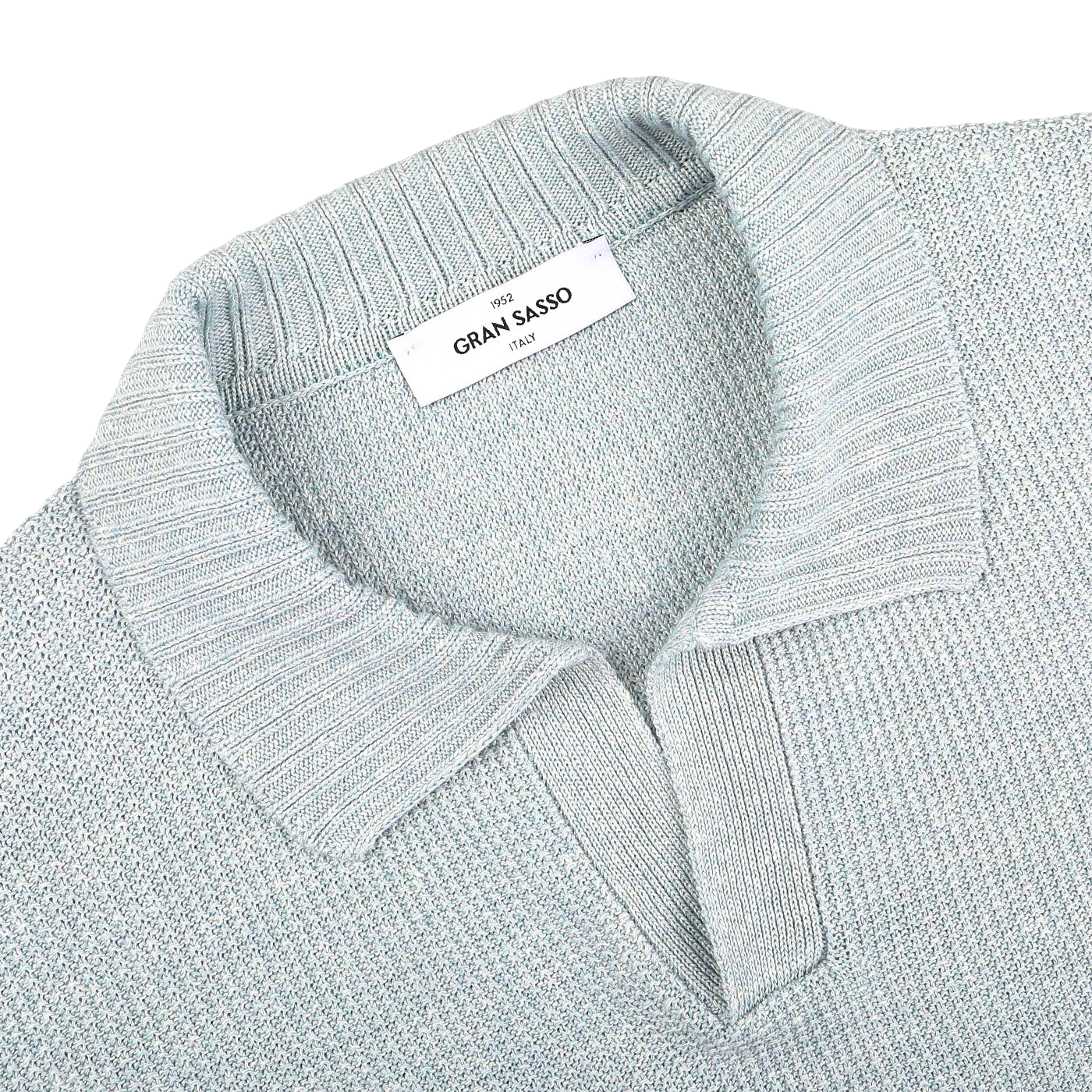 On a white background, the turquoise cotton-linen polo shirt by Gran Sasso displays its label on the inside neckline.