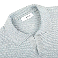 On a white background, the turquoise cotton-linen polo shirt by Gran Sasso displays its label on the inside neckline.