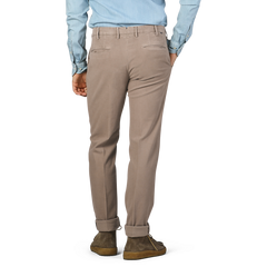 A person in dark beige Incotex cotton moleskin Model 30 chinos and a light blue shirt, viewed from behind.