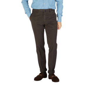 A man wearing a blue shirt and Incotex Dark Brown Cotton Stretch Comfort Chinos.