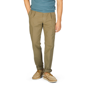 Man wearing Grass Green Cotton Stretch Pleated Chinos from Incotex and beige shoes.