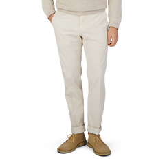 A man in Incotex Light Beige Cotton Stretch Regular Chinos.