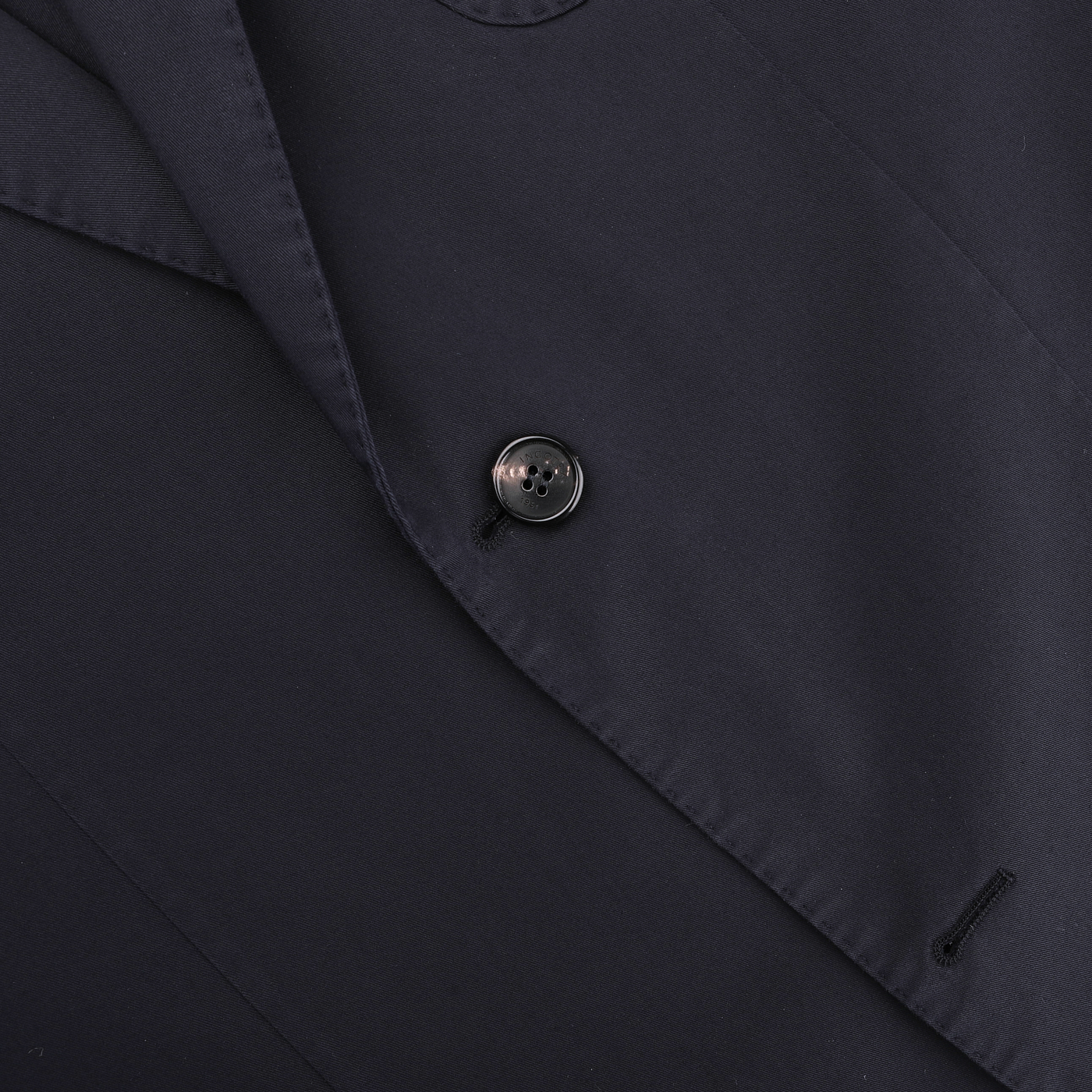 Close-up of a black button on the Incotex Navy Blue Washed Cotton Batavia Blazer, highlighting texture and stitching detail.