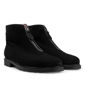 The Ludwig Reiter Black Suede Leather Après Ski Boots feature front zippers and durable Vibram rubber soles, perfect for an après-ski look.