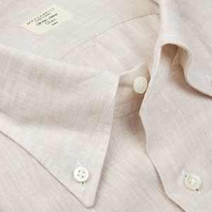 Close-up of a light beige Mazzarelli organic linen BD slim shirt with a focus on the collar and button details.