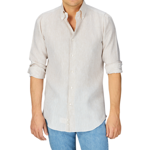 Man wearing a Mazzarelli Light Beige Organic Linen BD Slim Shirt and blue jeans.