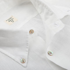 Close-up of an Mazzarelli Off-White Organic Linen BD Shirt, featuring a button-down collar with visible buttons and a label inside displaying "Mazzarelli" and size details.