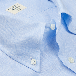 A close-up of a Sky Blue Organic Linen BD Slim Shirt collar with a "100% cotton" label by the Italian shirtmaker Mazzarelli.