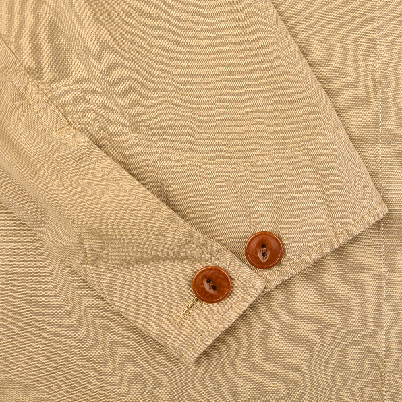 Close-up of the Khaki Beige Cotton Poplin 02 Jacket sleeve by Merz b. Schwanen with two vegan corozo buttons, highlighting meticulous craftsmanship.