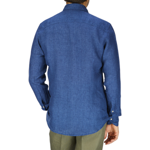 This man is sporting a Dark Blue Linen Fitted Body Shirt from Stenströms, which is a summer essential and has a straight fit.