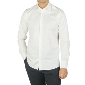 A man wearing a Stenströms Off-White Cotton Twill Fitted Body Shirt.