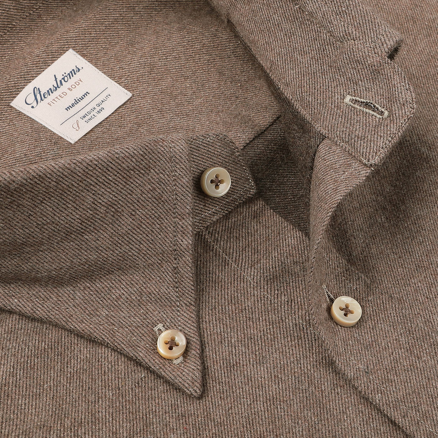 Close-up of the Taupe Brown Cotton Flannel Fitted Body BD Shirt from Stenströms, featuring a button-down collar with highlighted stitching detail and buttonholes.