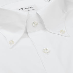 A close up of a Stenströms White Cotton Oxford Fitted Body BD Shirt dress shirt.