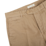 The men's chino pants in tan are a classic choice for everyday wear. Made with a regular fit and a blend of cotton and linen, these Beige Cotton Linen Duilio Trousers from Tela Genova are both comfortable and stylish.