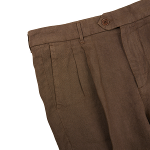 A close up of Tela Genova's slim fit Brown Linen Damasco Pleated Shorts.