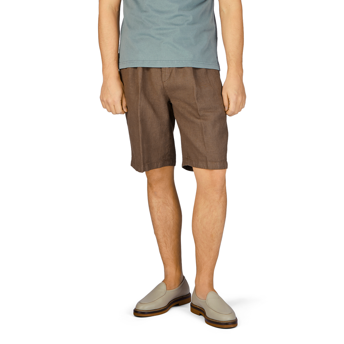 A man in a blue linen shirt and Tela Genova's Brown Linen Damasco Pleated Shorts.