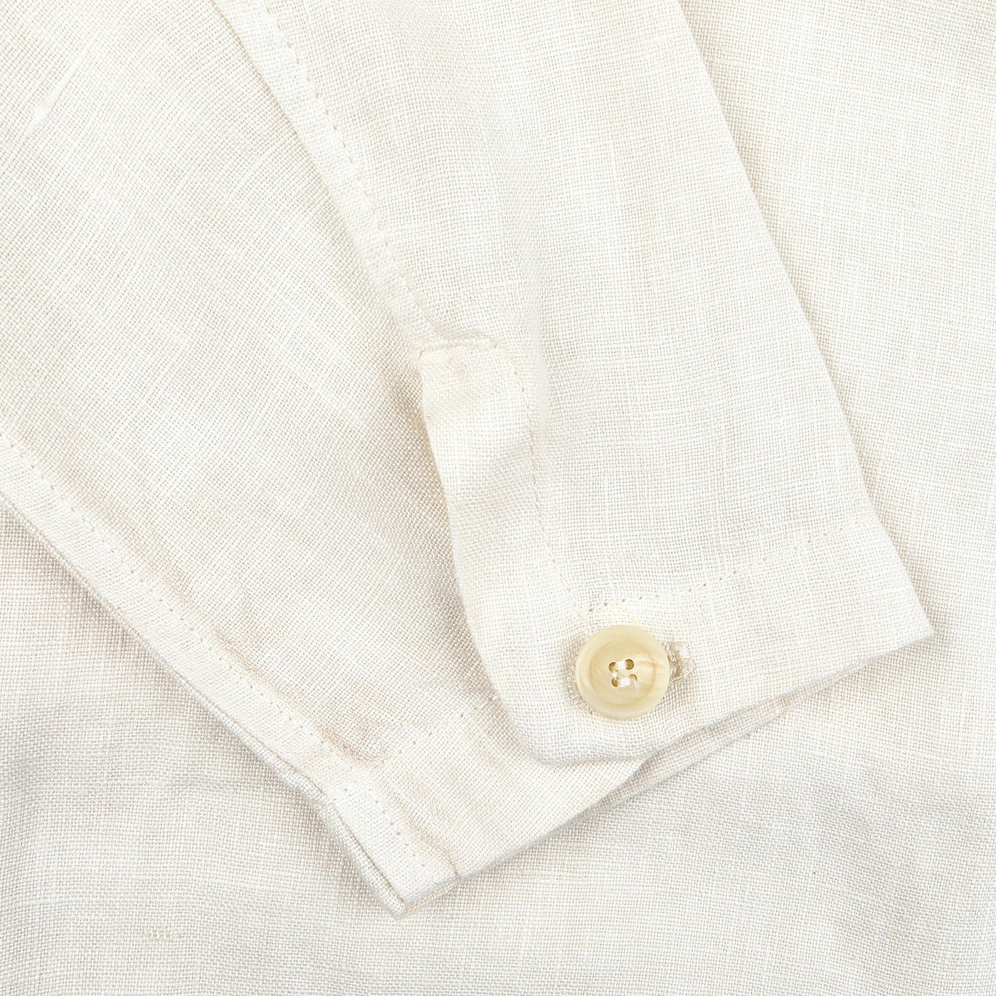 Close-up of the Ecru Pure Linen Camillo Jacket by Tela Genova, highlighting its texture and buttoned cuff, ideal for a casual look.