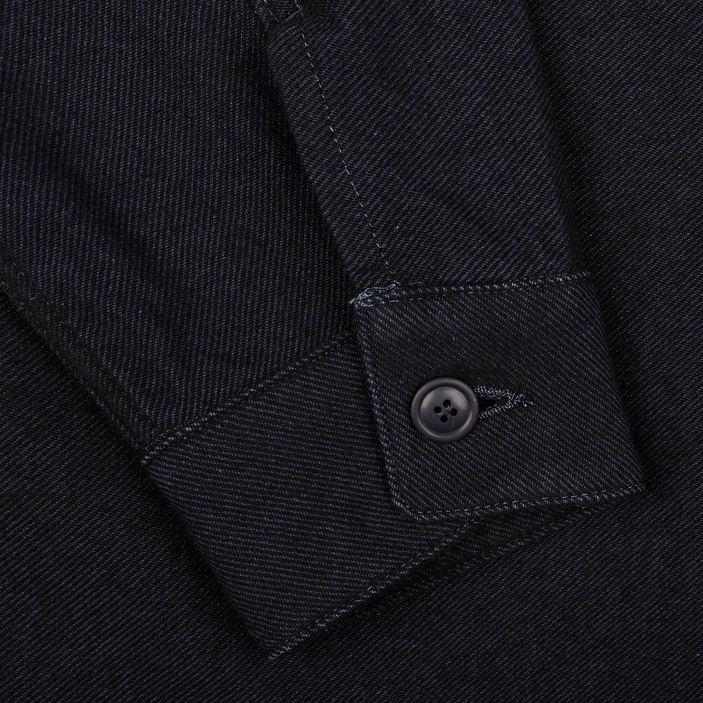 Close-up of a Tela Genova Greto overshirt sleeve in navy blue wool cotton, featuring a buttoned cuff that epitomizes a sophisticated casual look.