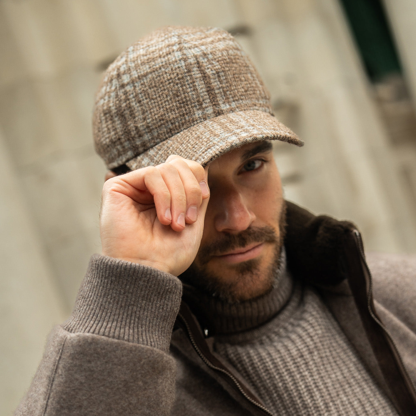 A man wearing a Wigéns Beige Checked Wool Alpaca Baseball Cap.