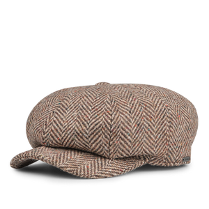 A beige herringbone newsboy cap with a short brim, crafted from luxurious wool tweed, by the brand Wigéns.