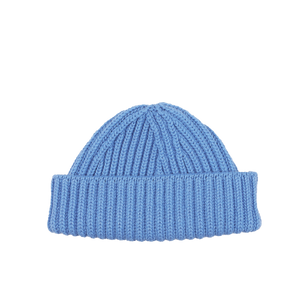 The William Lockie Isfahan Blue Cashmere Ribbed Short Beanie features a folded brim and is crafted from luxurious cashmere thread.