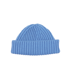 The William Lockie Isfahan Blue Cashmere Ribbed Short Beanie features a folded brim and is crafted from luxurious cashmere thread.