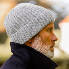 William Lockie Brume Cashmere Ribbed Beanie Model