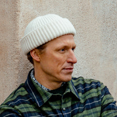 William Lockie White Undyed Cashmere Ribbed Short Beanie Model